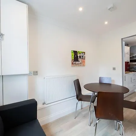 Cozy 2-Bedroom Flat In Battersea London Exterior foto