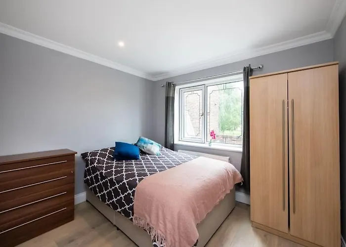 Cozy 2-Bedroom Flat In Battersea