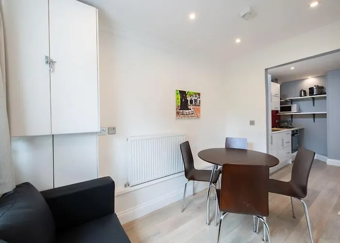Cozy 2-Bedroom Flat In Battersea